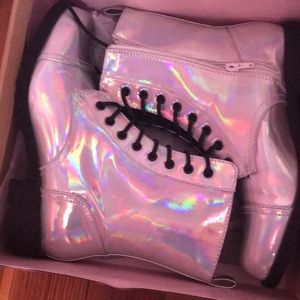 Holographic boots